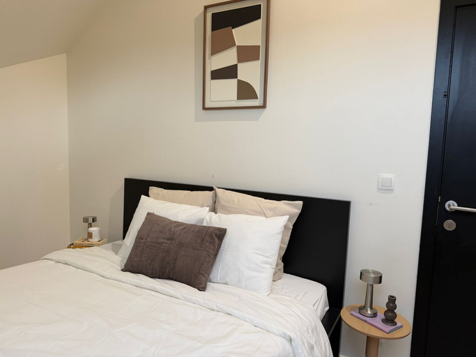 Room 4, Central Ghent | Modern 6BR Apt. w/ WIFI, Oost-Vlaanderen