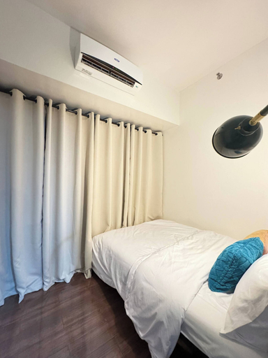 Room 5, Entire Room in Makati Center With Fast Wifi, Makati City