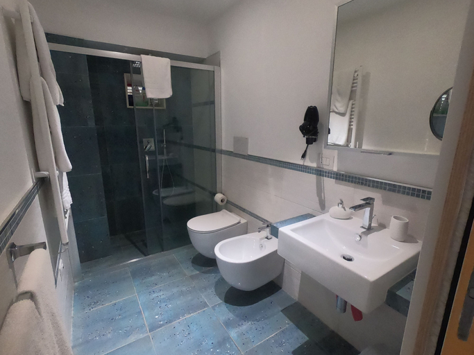 Bathroom 4, Stella Marina luxury home, Bari
