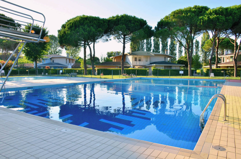 Pool 5, Two Story House With Enclosed Garden, Venezia