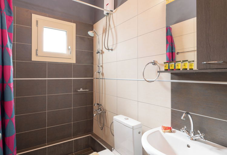 Bathroom, Very Spacious and Well Equipped Room Near the Sea, Crete