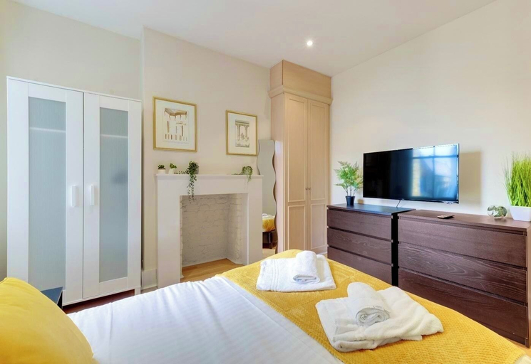 Room amenity, Charming 2-bedroom House in Vibrant Fulham, London, London