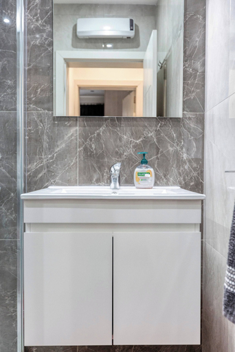 Bathroom 2, Luxury & Cosy 3 Bedroom Apt in Gzira & Sliema, Close Stjulians by Walk