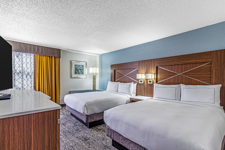 Bedroom 2, DoubleTree by Hilton Milwaukee Downtown, Milwaukee