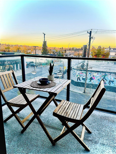 Balcony 5, Downtown Condo, Stylish & Comfy, Division No. 6