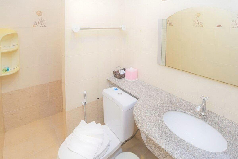 Bathroom 5, Ban Aothong Hotel, Muang Trang