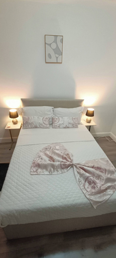 Room 5, Modern & Stylish Retreat 15 Mins to Central London, London