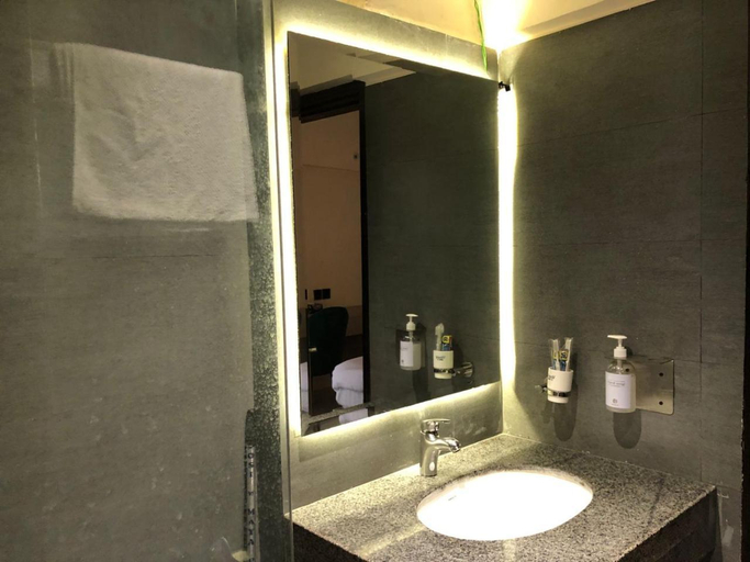 Bathroom 2, Hamsun Apart Hotel Clifton, Karachi