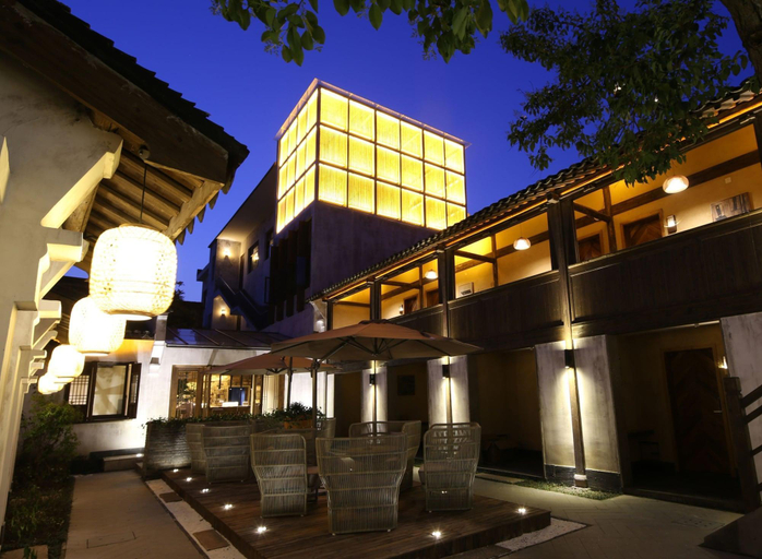 Exterior & Views