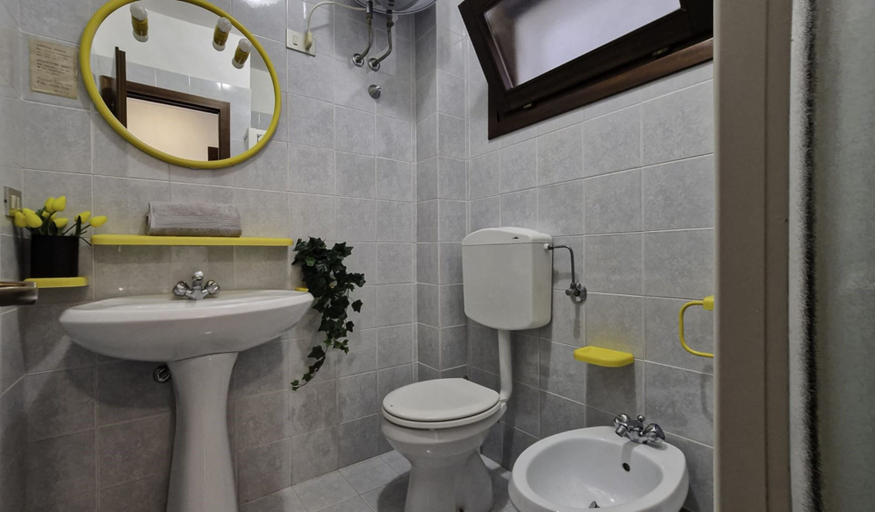 Bathroom, Bibione Stay With Rooftop Pool, Venezia
