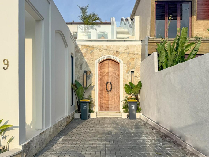 Exterior & Views