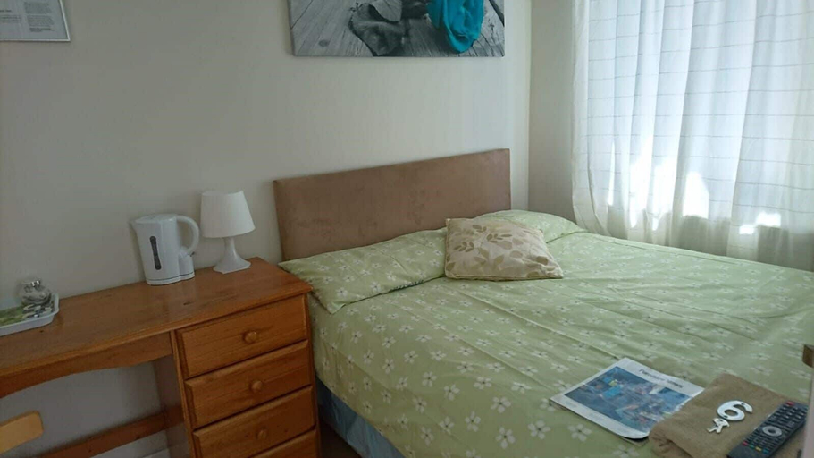 Bedroom 5, Double Room private shower room deg-yr, London