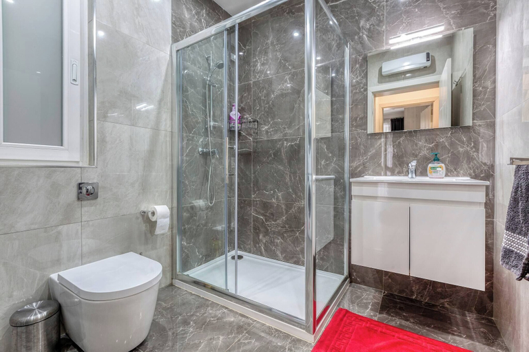 Bathroom 4, Luxury & Cosy 3 Bedroom Apt in Gzira & Sliema, Close Stjulians by Walk