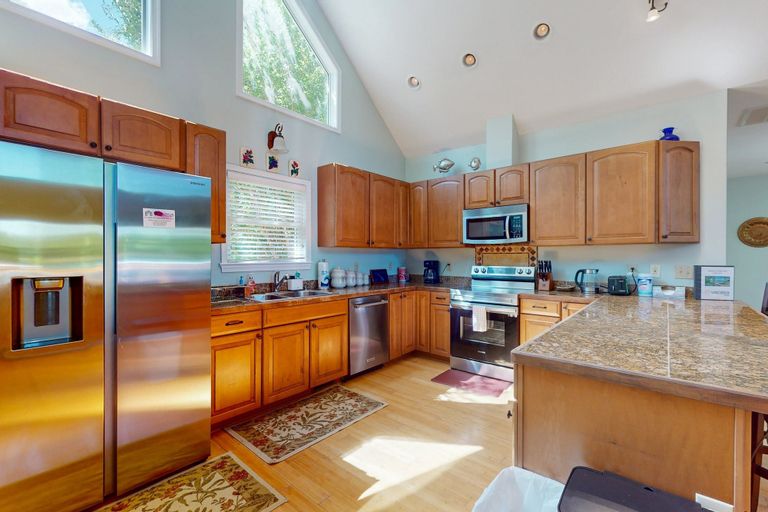 Private kitchen 5, Lakefront Retreat With Private Dock, Kayaks, Volleyball, Firepit, Ping-pong, Louisa