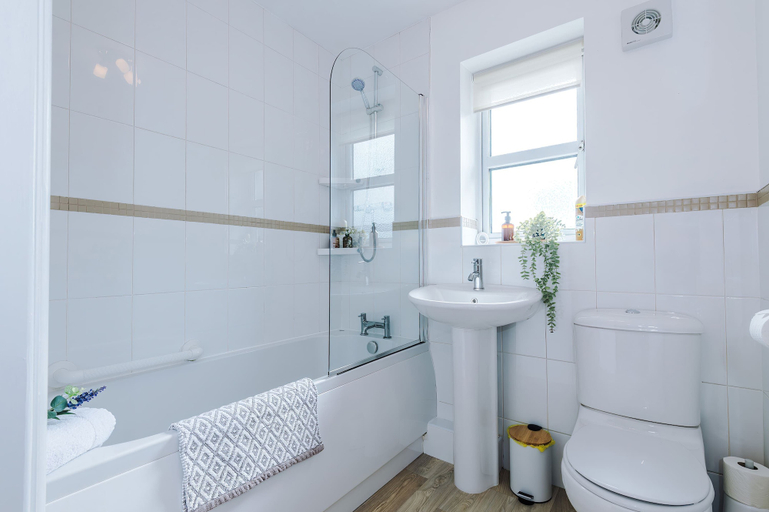 Room 4, Stunning 1 Bed Flat Perfect for Business in Crewe, Cheshire East