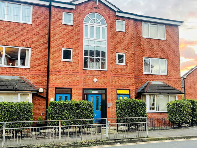Exterior 2, Contractor-friendly 2BR Gem Wi-fi & Free Parking, Wigan