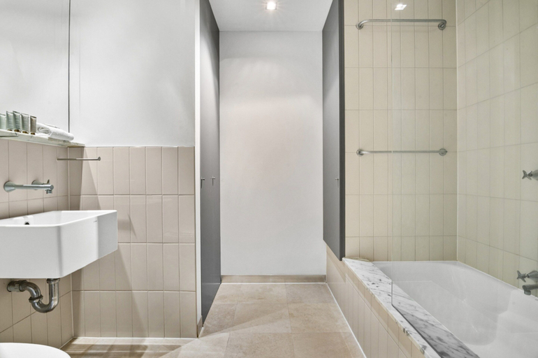 Bathroom, Chic 2-Bed Apartment in Melbourne CBD, Melbourne
