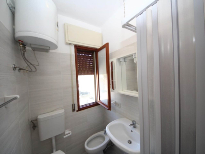 Bathroom, Comfortable Beachside Apartment in Rosolina, Rovigo