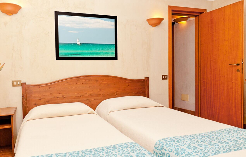 Room 3, The Perfectly Positioned Baia de Bahas Residence 2 Bedroom Sleeps 6 - No0901, Olbia-Tempio