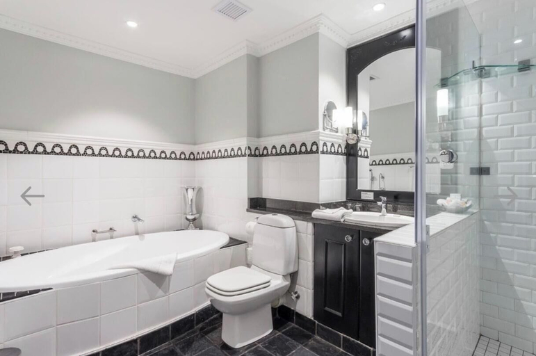 Bathroom, Luxurious Accessible Apartment with Stunning Views in Cape Town, City of Cape Town