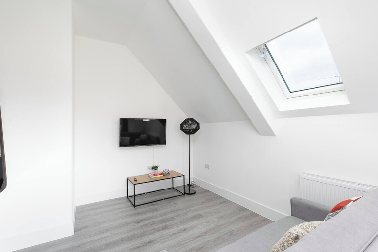 Others 5, Skyvillion -vineyard Court- Enfield 1bed Wbalcony, London