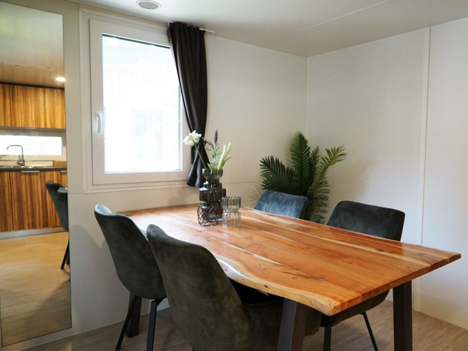 Dining 2, Holiday Home in Kaatsheuvel With Terrace, Loon op Zand