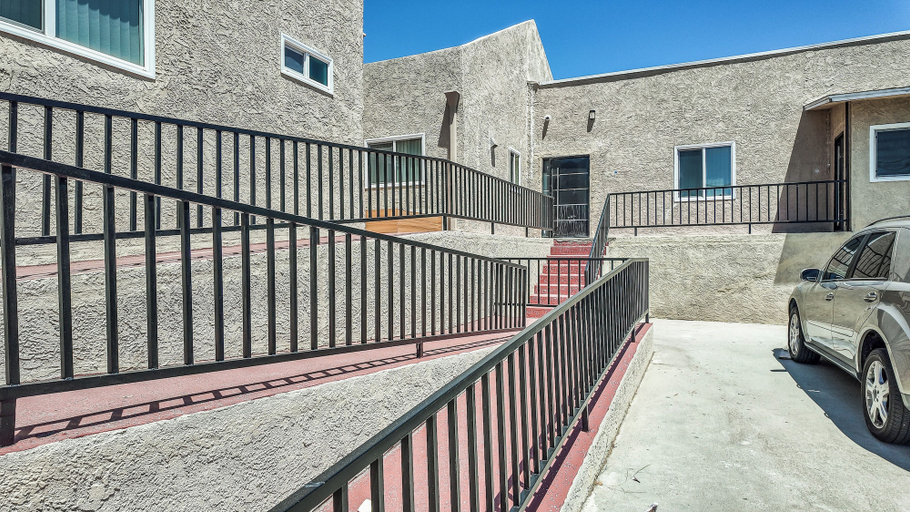 Front of property 5, View and Suite - Queen Bed & Bathroom, Los Angeles
