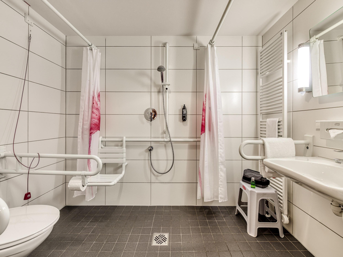 Bathroom 5, ibis Konstanz, Konstanz