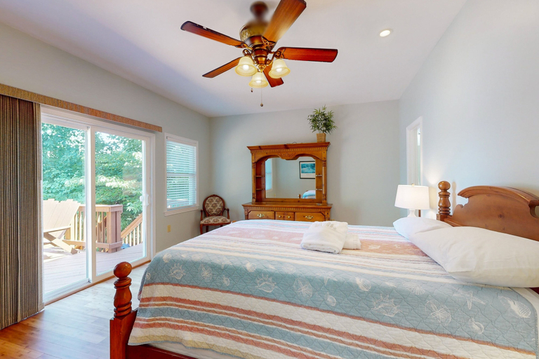 Room 3, Lakefront Retreat With Private Dock, Kayaks, Volleyball, Firepit, Ping-pong, Louisa