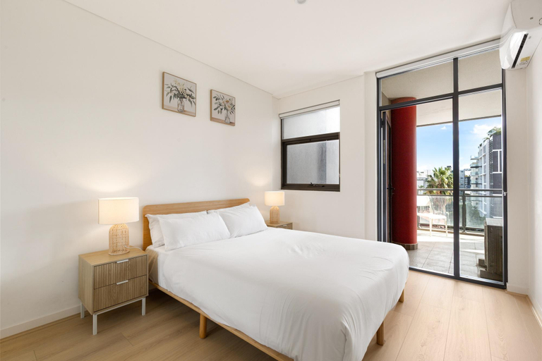 Bedroom 4, Modern 2-Bed Apartment Near Airport, Sydney