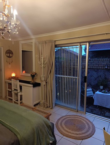 Room 5, Private cottage, sleeps 2, perfect for work play, City of Johannesburg