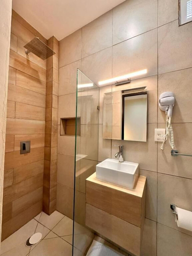 Bathroom 2, Hotel Centro Apatzingán, Apatzingán