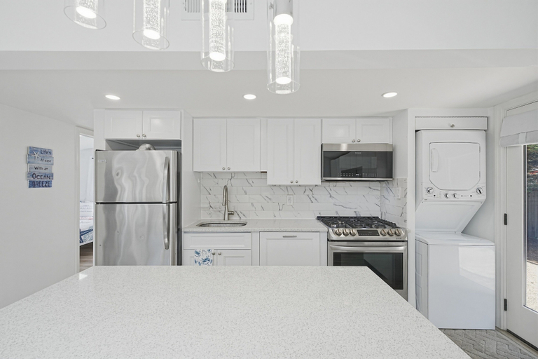 Private kitchen 2, Modern Hampton Bays Cottage Near Beaches & Town 2 Bedroom Cottage, Suffolk