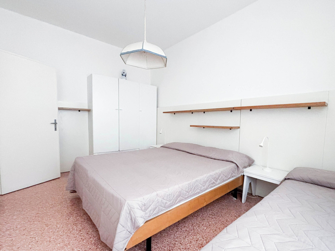 Room 3, Spacious Seafront Stay in Jesolo, Venezia