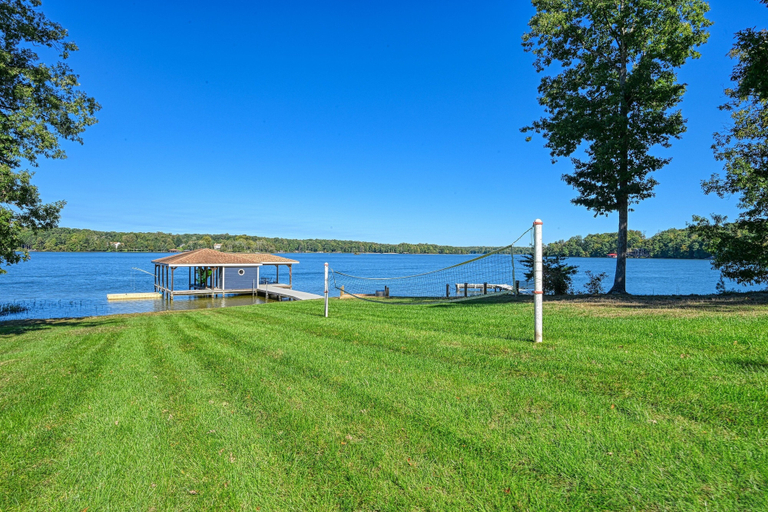 Lake 4, Lakefront Home With Private hot Tub, Wifi, fun rec Room, & Beach Area, Louisa