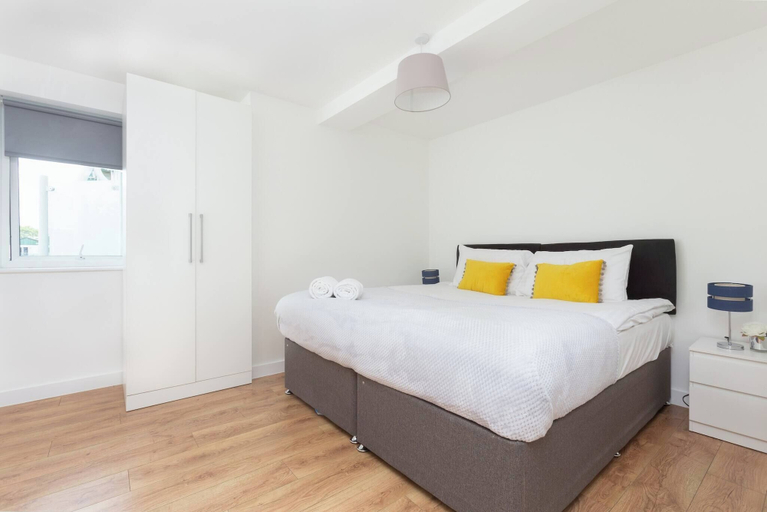 Bedroom 3, Skyvillion - Tower Point Enfield 1bed With Balcony, London