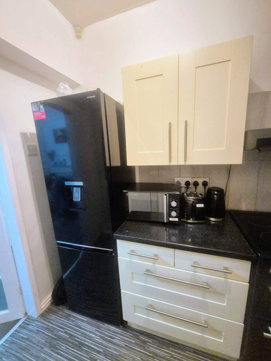 Private kitchen 4, 3 Bed Home Free Wifi & Netflix Central Location, Middlesbrough