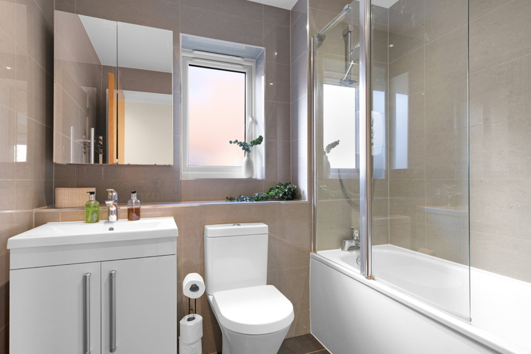 Bathroom 2, Heathrow Living Apt  01 by 360 Stays, Surrey