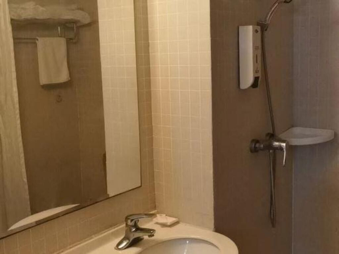 Bathroom 4, Jinjiang Inn Shanghai Minhang Dongchuan Road, Shanghai