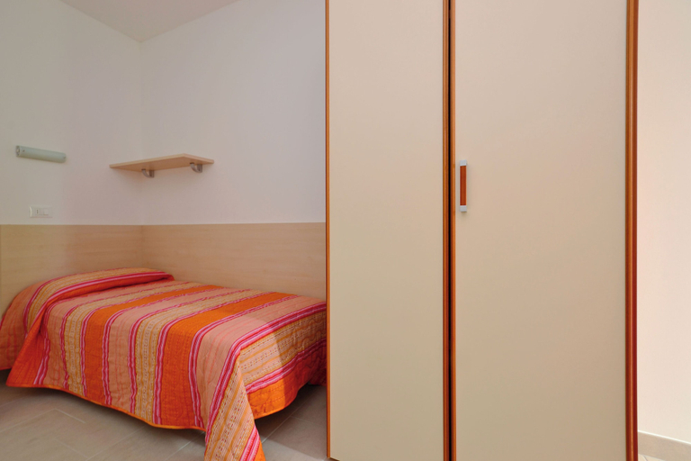 Room 5, Seaside Retreat With Solarium and Pool, Udine