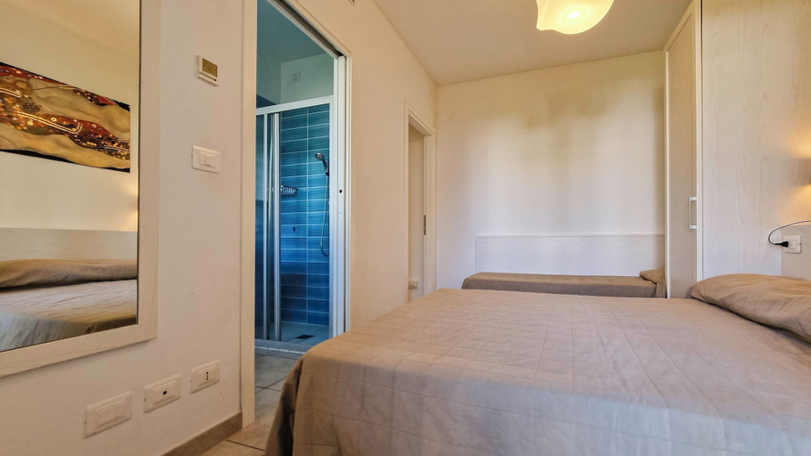 Bedroom 4, Lovely Apartment With Solarium and Swimming Pool, Venezia