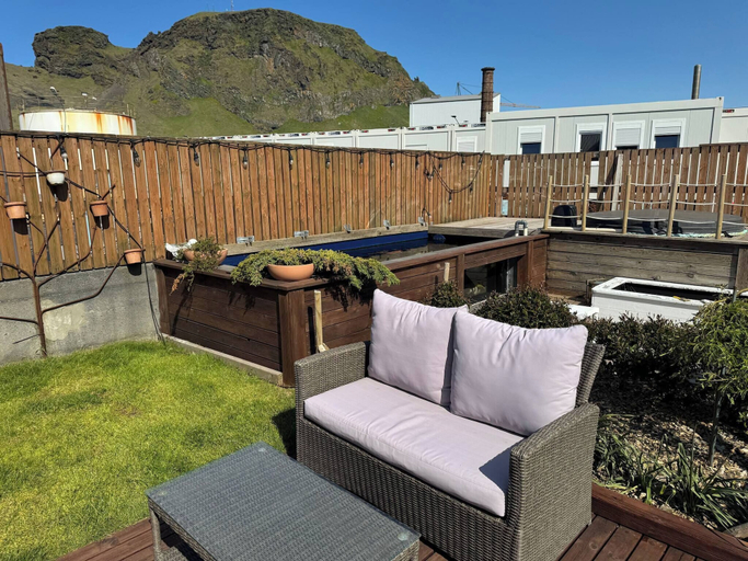 Living area 4, The Cozy Caravan Vestmannaeyjar, Vestmannaeyjar
