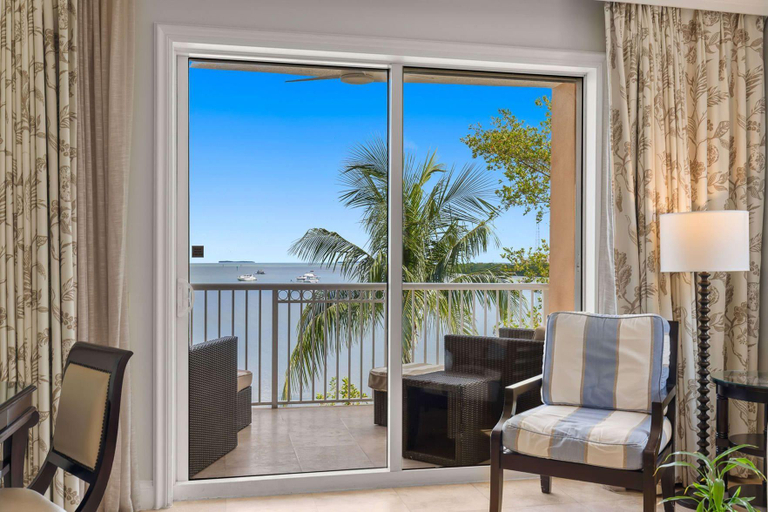 3, Ocean Front 2BR Residence, Monroe