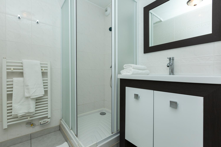 Bathroom 2, Residence Odalys Domaine des Roches Jaunes, Finistère
