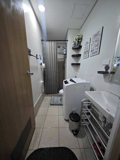Bathroom 3, Luxurious and Cozy Condo in Quezon City With City View, Quezon City