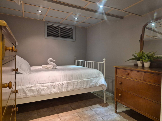 Primary image, Peaceful Oasis Private Basement Suite With Queen Bed & Full Kitchen, Le Centre-de-la-Mauricie