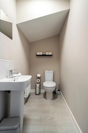 Bathroom amenities 3, Charming 3 Bed Home in Stepps, Glasgow - Garden & Patio, Glasgow