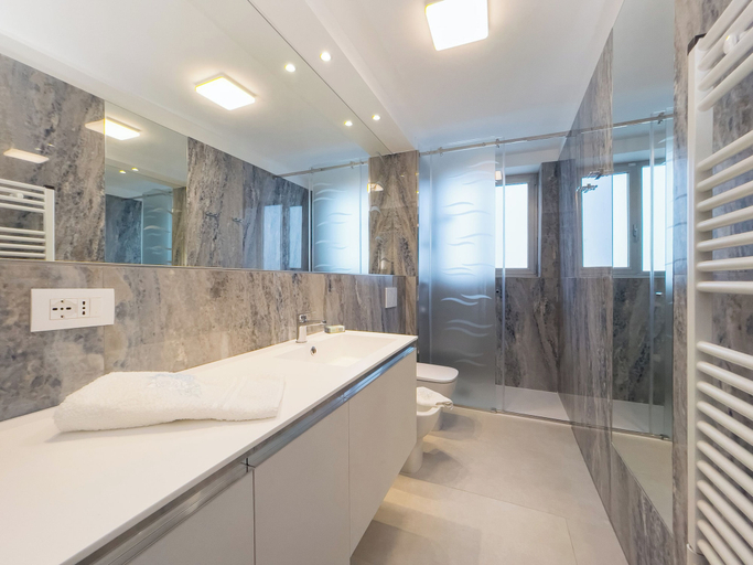 Bathroom 4, Modern Flat in Piazza Fontana, Udine