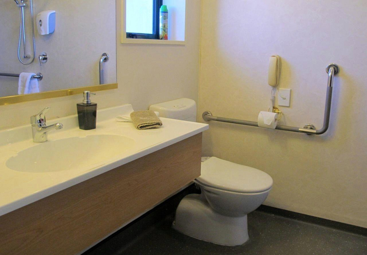 Bathroom 3, Lakes Suites, Mackenzie