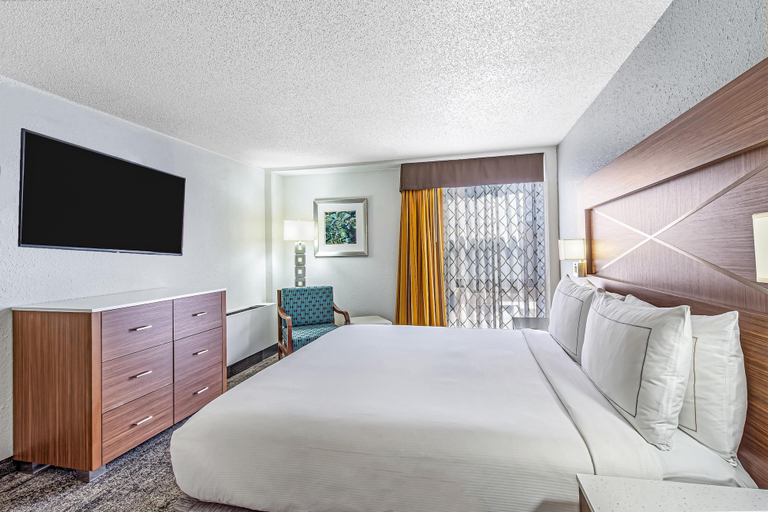 Bedroom 2, DoubleTree by Hilton Milwaukee Downtown, Milwaukee